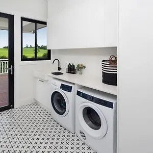 The Easton - Hamptons Countryside Retreat Holiday home Maleny